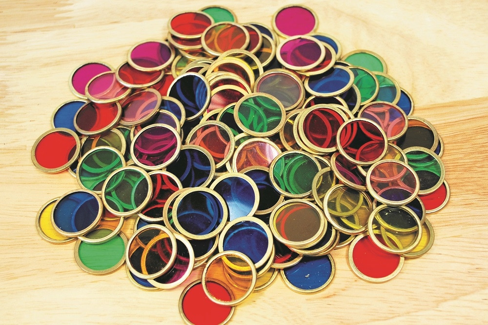GEKLEURDE MAGNETISCHE TOKENS, SET VAN 100